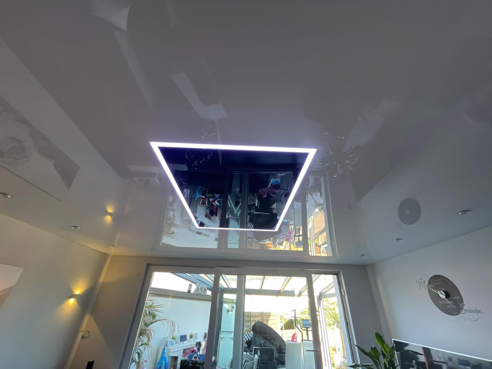 Moderne Lackspanndecke mit eleganter Spiegelung im Wohnbereich