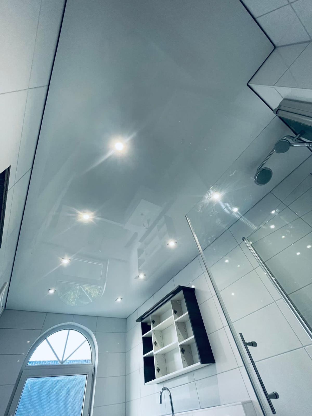 Spiegelglatte Lackspanndecke mit makelloser Premium-Oberfläche