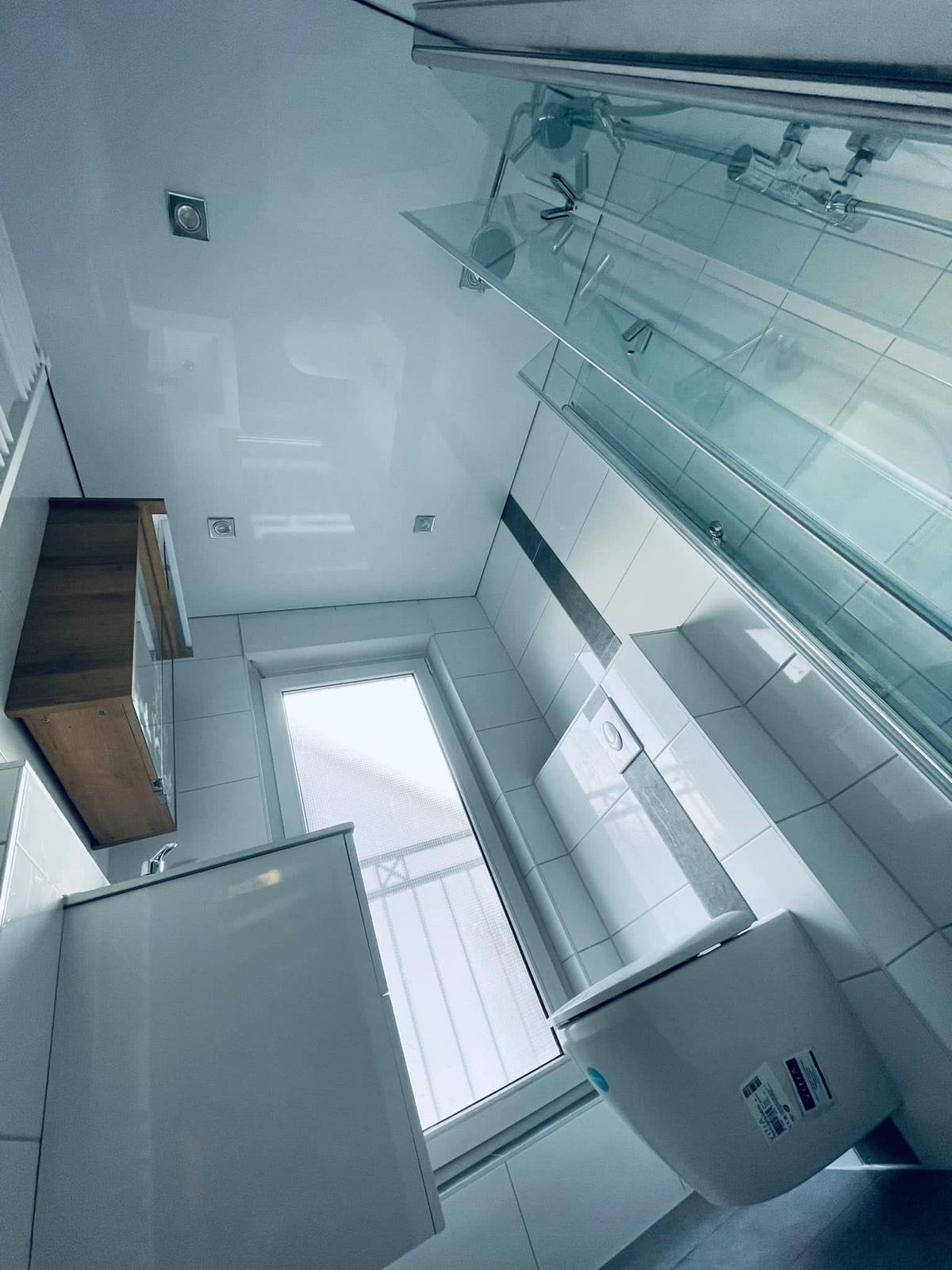 Premium Hochglanz-Spanndecke mit perfekter Reflexion und modernem Design