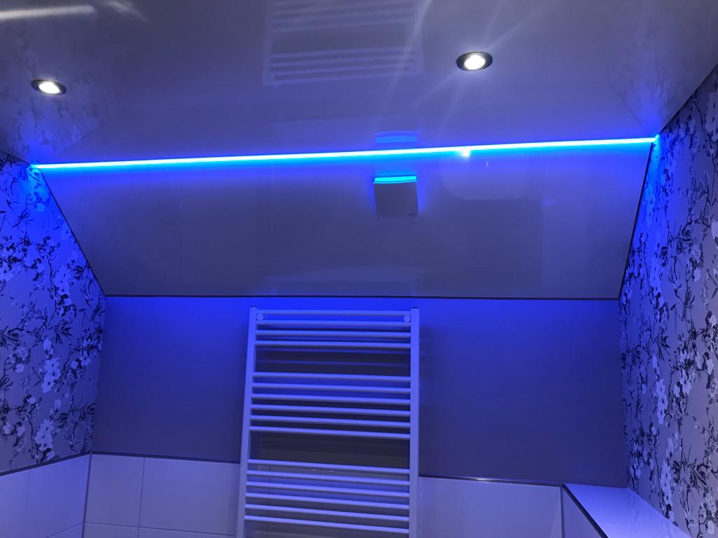 Dezente Satin-Spanndecke mit minimalistischem Design und Lichtakzenten